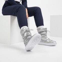 Śniegowce damskie Big Star, z połączenia materiału tekstylnego i syntetycznego z pikowaną metaliczną cholewką regulowanym sznurowaniem, srebrne, KK27. Szare śniegowce damskie Big Star, ze skóry ekologicznej. Za 209.00 zł.