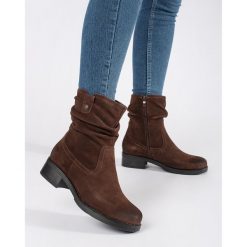 Botki brązowe z marszczoną cholewką skórzane Sergio Leone. Brązowe botki damskie na jesień, ze skóry, eleganckie, bez obcasa, na obcasie, bez zapięcia. Za 318.34 zł.