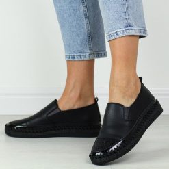 Czarne skórzane półbuty damskie S.Barski 370. Czarne półbuty damskie S.BARSKI, bez wzorów, ze skóry, klasyczne, bez obcasa. Za 229.00 zł.