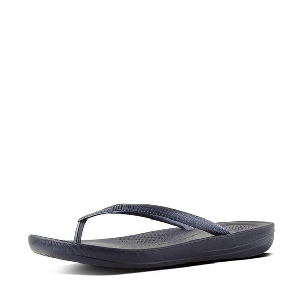 Klapki damskie FitFlop Iqushion Ergonomic TPU. Czarne klapki damskie Flip Flop, bez wzorów, bez obcasa. Za 261.00 zł.