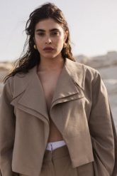 Krótka marynarka z lnem w kolorze TAUPE - LUKSOR -M/L. Brązowe marynarki i żakiety damskie Marsala, l, bez wzorów, ze lnu, eleganckie. Za 369.90 zł.