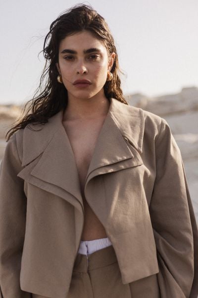 Krótka marynarka z lnem w kolorze TAUPE - LUKSOR -M/L. Brązowe marynarki i żakiety damskie Marsala, l, bez wzorów, ze lnu, eleganckie. Za 369.90 zł.