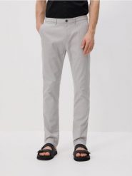 Bawełniane spodnie chino slim - jasnoszary. Szare spodnie materiałowe męskie Reserved, bez wzorów, z bawełny. Za 159.99 zł.