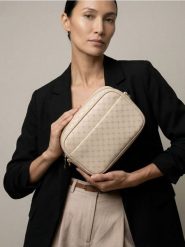 Torebka typu camera bag w monogram - beżowy. Brązowe torebki klasyczne damskie Sinsay, bez wzorów, bez dodatków. Za 49.99 zł.