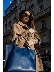 Victor & Hugo Paris Skórzana torebka "Lava" w kolorze granatowym - 32 x 32 x 10 cm rozmiar: onesize. Niebieskie torebki klasyczne damskie Victor & Hugo Paris, bez wzorów, z materiału, bez dodatków. Za 382.99 zł.