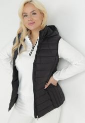 Czarna Kamizelka Pikowana z Kapturem Kari. Czarne kamizelki damskie Born2be, plus size, ze sztruksu, długie. Za 169.99 zł.
