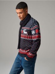 Sweter z motywem świątecznym - granatowy. Niebieskie swetry męskie Sinsay, l, bez wzorów, bez kołnierzyka. Za 69.99 zł.