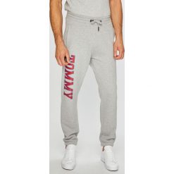 Tommy Jeans - Spodnie. Szare spodnie materiałowe męskie Tommy Jeans, bez wzorów, z bawełny, casualowe. W wyprzedaży za 259.90 zł.
