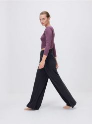 Spodnie wide leg z modalem - granatowy. Niebieskie spodnie materiałowe damskie Reserved, bez wzorów, z tkaniny. Za 139.99 zł.