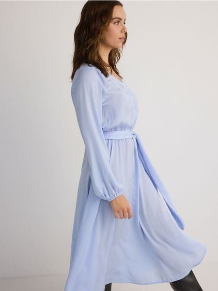 Sukienka midi - jasnoniebieski. Niebieskie sukienki damskie Reserved, na co dzień, l, bez wzorów, z tkaniny, bez kołnierzyka, bez ramiączek, midi, proste. W wyprzedaży za 69.99 zł.