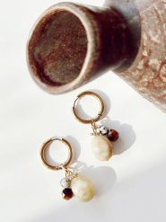 Heliophilia Kolczyki-kreole z kamieniami szlachetnymi rozmiar: onesize. Brązowe kolczyki damskie Heliophilia, z hematytem, ze stali. Za 139.20 zł.