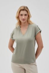 Gładki t-shirt z dekoltem w serek oliwkowy. Zielone t-shirty damskie MOODO, l, bez wzorów, z bawełny, bez kołnierzyka. Za 54.99 zł.
