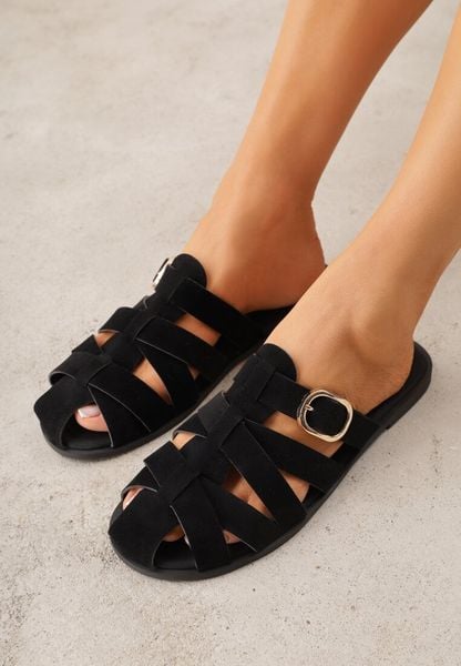Czarne Klapki Gladiatorki z Ozdobną Sprzączką Lusanatia. Czarne klapki damskie Renee, bez wzorów, bez obcasa, na płaskiej podeszwie. Za 69.99 zł.