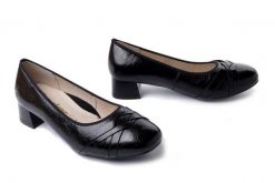 RIEKER 45068-00 black, czółenka damskie. Czarne czółenka damskie Rieker, bez wzorów, ze skóry, bez obcasa, na obcasie. Za 379.90 zł.