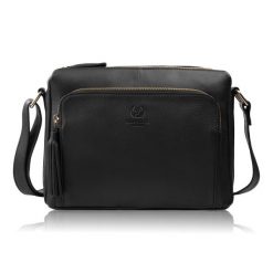 Torebka damska na ramię skórzana czarna klasyczna miejska pojemna ze złotymi okuciami Paolo Peruzzi AY-22-BLZ. Czarne torebki klasyczne damskie bez wzorów, z materiału, bez dodatków. Za 249.00 zł.