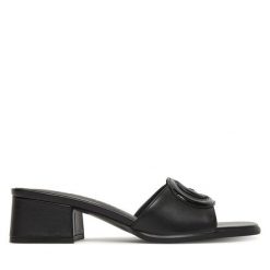 Klapki Guess. Czarne klapki damskie Guess, z aplikacjami, bez obcasa. Za 449.99 zł.
