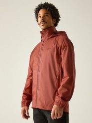 Regatta Kurtka przeciwdeszczowa "Lyle IV" w kolorze czerwonym rozmiar: XL. Czerwone kurtki outdoor męskie Regatta, m, bez wzorów, z materiału, bez kaptura. Za 141.19 zł.