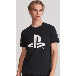 T-shirt z nadrukiem Playstation - Czarny. Czarne t-shirty męskie Reserved, l, bez wzorów, bez kołnierzyka. Za 59.99 zł.