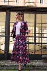 Spódnica w kwiaty granatowa. Spódniczki damskie MOODO, l, bez wzorów, z wiskozy. Za 109.99 zł.