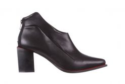 Botki Bayla-195 20K-7204 Black 195022, Czarny, Skóra naturalna - 40. Czarne botki damskie Bayla, ze skóry, bez obcasa, bez zapięcia. W wyprzedaży za 224.10 zł.