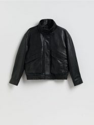 Kurtka z imitacji skóry - czarny. Czarne kurtki damskie Reserved, l, bez wzorów, ze skóry, bez kaptura. Za 279.99 zł.