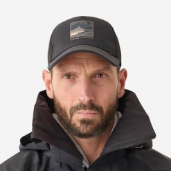Czapka wędkarska z daszkiem Caperlan 900 wodoodporna. Czarne czapki męskie CAPERLAN, bez wzorów, z elastanu. Za 49.99 zł.