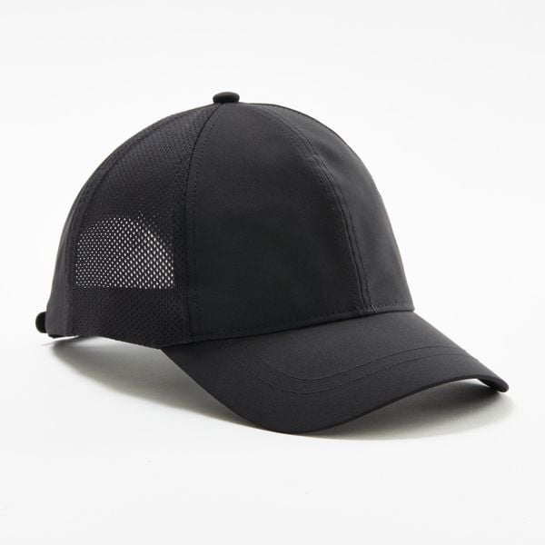 CZAPKA SPORTOWA Z DASZKIEM Tenis TC100 rozmiar 58. Czarne czapki męskie KUIKMA, bez wzorów, z materiału. Za 24.99 zł.