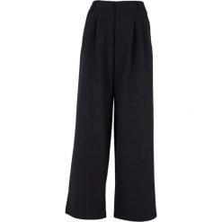 Ultraszerokie spodnie damskie Urban Classics Pleat-Front. Czarne spodnie materiałowe damskie Urban Classics, bez wzorów, z elastanu. Za 275.00 zł.