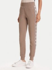 Guess Spodnie dresowe V2YB15 KB3P2 Brązowy Regular Fit. Brązowe spodnie dresowe damskie Guess, l, z aplikacjami, z bawełny. Za 279.99 zł.