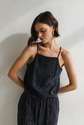 TOP ABBY CZARNY L - Flawless. Czarne topy damskie Flawless, l, bez wzorów, bez kołnierzyka. Za 259.00 zł.