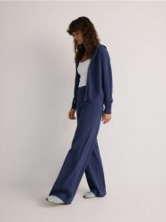 Luźnie spodnie z wiskozą - granatowy. Niebieskie spodnie materiałowe damskie Reserved, bez wzorów, z dzianiny. W wyprzedaży za 99.99 zł.