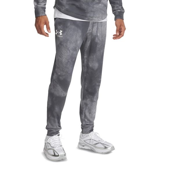Spodnie męskie Under Armour Rival Terry Printed Jogger. Szare spodnie sportowe męskie Under Armour. Za 179.99 zł.