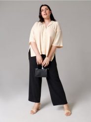 Spodnie wide leg - czarny. Czarne spodnie materiałowe damskie Sinsay, bez wzorów, prążkowane, plus size. Za 69.99 zł.