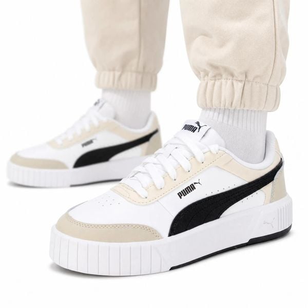 Buty damskie sportowe do chodzenia Puma CARINA MIA. Białe buty sportowe na co dzień damskie Puma, bez wzorów, z dresówki, trekkingowe. Za 259.00 zł.