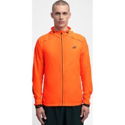 Kurtka do biegania męska KUMTR202 - pomarańcz neon. Brązowe kurtki treningowe męskie 4f, m, bez wzorów, z materiału, do biegania. W wyprzedaży za 99.99 zł.