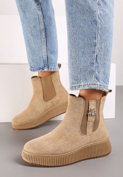 Ciemnobeżowe Botki Sztyblety na Platformie z Metalowym Detalem przy Cholewce Danellia. Brązowe botki damskie Born2be, z jeansu, eleganckie, bez obcasa, na platformie, bez zapięcia. Za 84.99 zł.