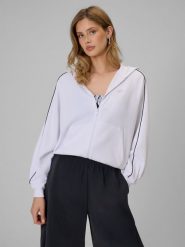 4F Bluza dresowa regular z kapturem damska - biała M. Białe bluzy sportowe damskie 4f, m, bez wzorów, z dresówki, bez ramiączek, z kapturem. Za 179.99 zł.