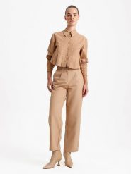 BGN Spodnie w kolorze beżowym rozmiar: 34. Brązowe spodnie materiałowe damskie BGN, bez wzorów, z materiału, z podwyższonym stanem. Za 74.28 zł.