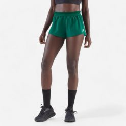 Spodenki do biegania damskie Kiprun Run 900 Light. Zielone szorty damskie KIPRUN, bez wzorów, z materiału, sportowe. Za 119.99 zł.