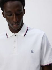 Koszulka polo regular fit - biały. Białe koszulki polo męskie Reserved, l, bez wzorów, z bawełny, bez ramiączek. W wyprzedaży za 65.99 zł.
