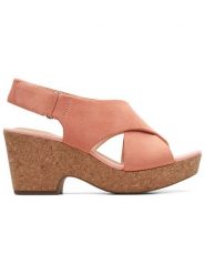 Clarks Skórzane sandały w kolorze jasnoróżowym na obcasie rozmiar: 41. Różowe sandały damskie Clarks, bez wzorów, ze skóry, bez obcasa, na koturnie. Za 206.42 zł.