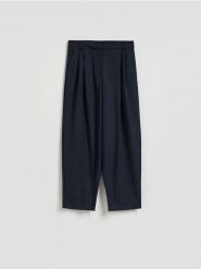 Spodnie barrel leg - granatowy. Niebieskie spodnie materiałowe damskie Reserved, bez wzorów, z tkaniny. Za 159.99 zł.