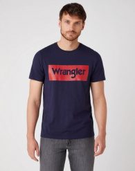 MĘSKI T-SHIRT WRANGLER SS LOGO TEE NAVY W742FK114 112131081. Niebieskie t-shirty męskie Wrangler, m, bez wzorów, bez kołnierzyka. Za 69.99 zł.