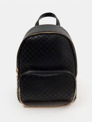 Plecak z pikowanym wzorem i złotym łańcuszkiem - czarny. Czarne plecaki damskie Sinsay, bez wzorów. Za 59.99 zł.