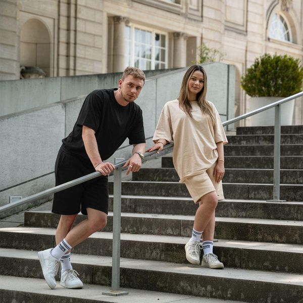 Szorty dresowe Home Wear – kolor piaskowy. Brązowe spodenki sportowe damskie HOME DELUXE, bez wzorów, z bawełny, eleganckie. Za 124.00 zł.
