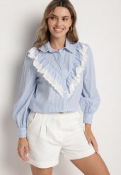 Niebieska Bawełniana Koszula w Paski z Ozdobnym Dekoltem z Falbanką Paleriella. Niebieskie koszule damskie Born2be, m, bez wzorów, z bawełny, eleganckie, bez kołnierzyka, bez ramiączek. Za 54.99 zł.