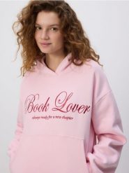 Bluza z haftowanym napisem - pastelowy róż. Czerwone bluzy bez kaptura damskie Reserved, l, z bawełny. Za 119.99 zł.