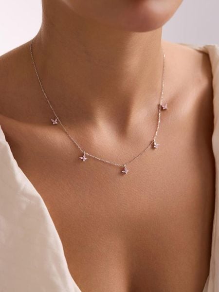 Lodie Silver Srebrny naszyjnik z elementami ozdobnymi - dł. 42 cm rozmiar: onesize. Różowe naszyjniki damskie Lodie Silver, srebrne. Za 113.99 zł.