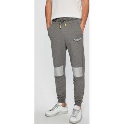 Guess Jeans - Spodnie. Szare spodnie materiałowe męskie Guess Jeans, z aplikacjami, z bawełny, casualowe. W wyprzedaży za 219.90 zł.