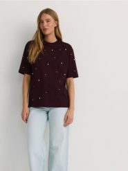 T-shirt oversize z nitami - bordowy. Czerwone t-shirty damskie Reserved, l, bez wzorów, z bawełny, bez kołnierzyka. W wyprzedaży za 49.99 zł.